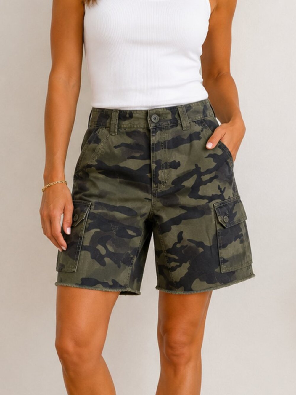 $78 Aritzia TNA Dayton Camo Cargo Shorts Size 6 NWT